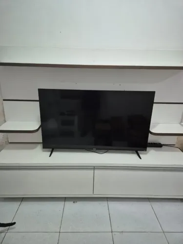Móvel de sala branco com gavetões