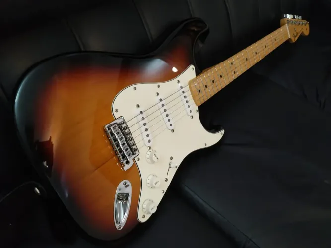 Guitarra fender Stratocaster com trio de captadores"Fat 50s