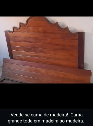 Vende-se cama de madeira. Cama de casal
