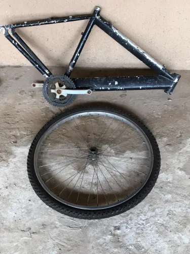 Quadro de alumínio aro 26 + uma roda