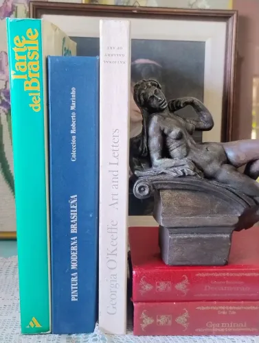 Figura feminina em resina antiga