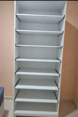 Sapateira de móvel projetado com gavetas de correr