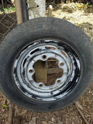Vendo 4 pneus aro 15 5 60 canelinha dos quais dois estão com roda aro 15 5 furos c/camara.