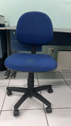 Cadeira giratória para escritório com regulagem de altura.