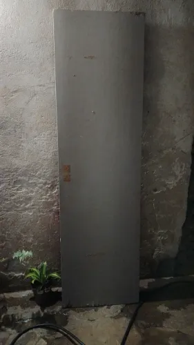 Porta de madeira de 60 centímetros  de largura