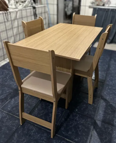 MESA DE JANTAR COM 04 CADEIRAS