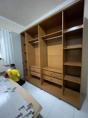 Vendo Guarda-roupa com pouco tempo de uso.