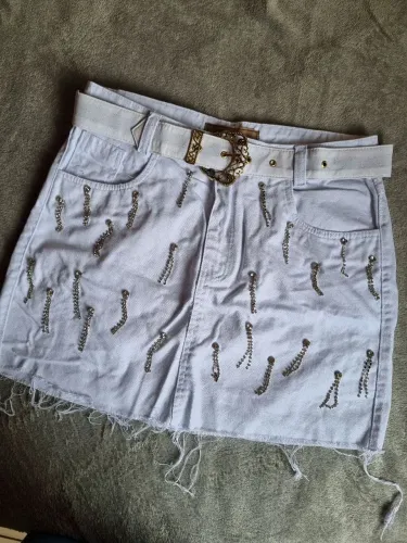 Saia branca com detalhes