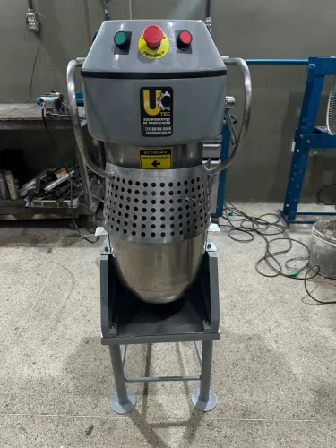 Venda de maquinário industrial de padaria batedeira líder 20L