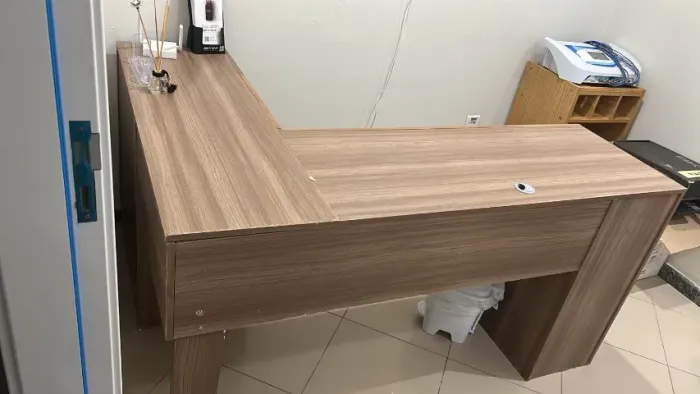 Mesa de escritório com gaveta