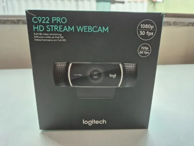 Webcam Logitech 922c na caixa com tripe.