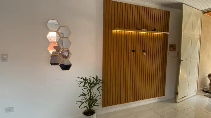 Painel ripado de  madeira com Led 