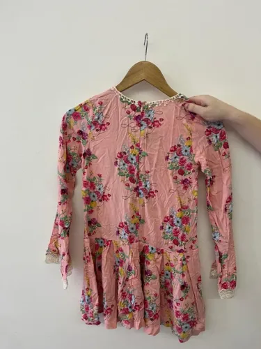 Vestido infantil lindo com detalhe no pescoço e manga