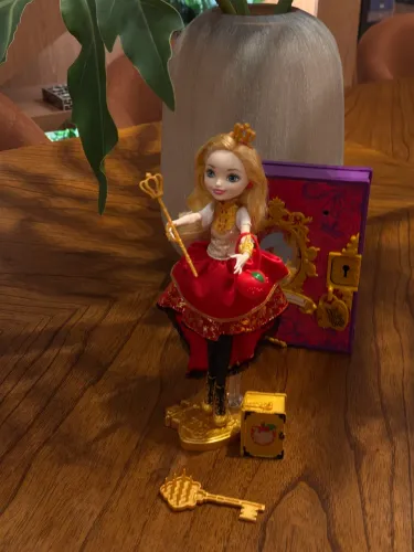 Ever After High Apple White da coleção princesa Valente 