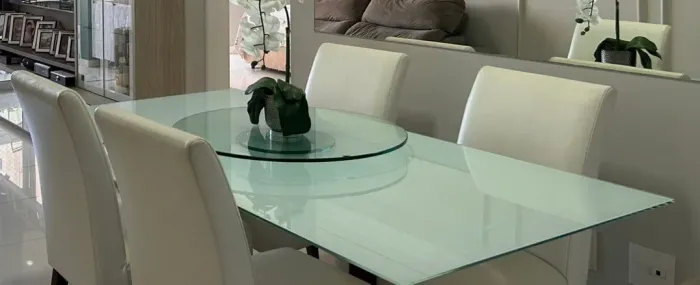Vendo mesa 6 lugares 1.80 por 1.20 4 cadeiras 