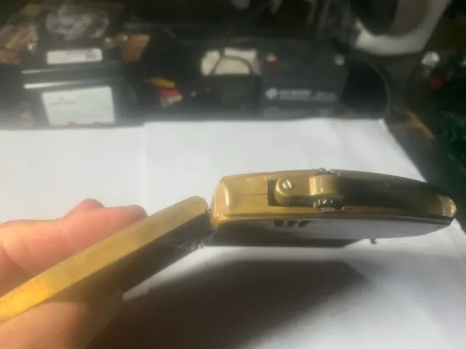 estojo de cigarro antigo, provavelmente da marca Ronson