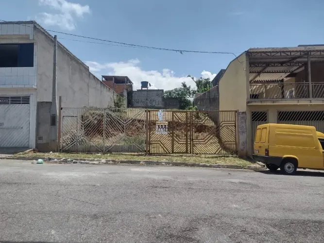 Terreno a Venda em Arujá.