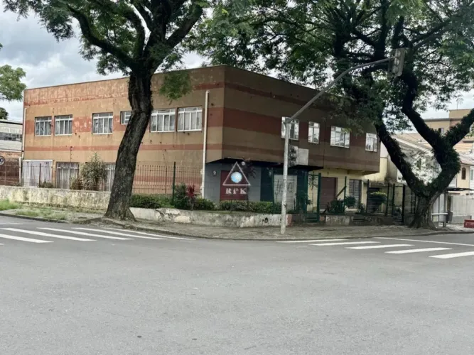 Excelente Prédio no Prado Velho