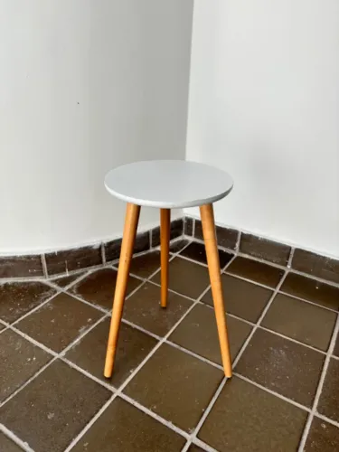 Banqueta branca de madeira