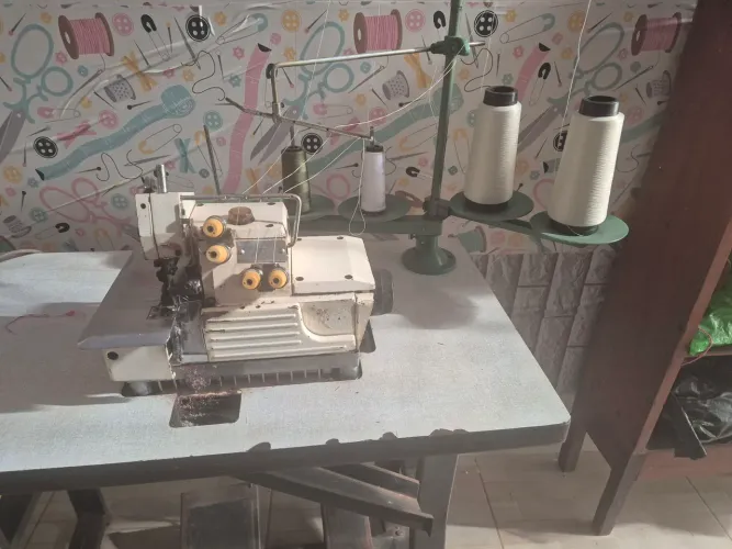 Máquina de costura industrial interlock com acabamento de overloque