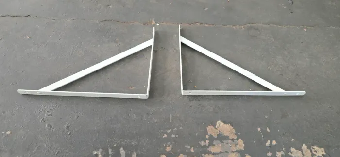 4 suportes de ferro de prateleiras sendo 1 para tam. 23x16cm e outro par 27x21cm.