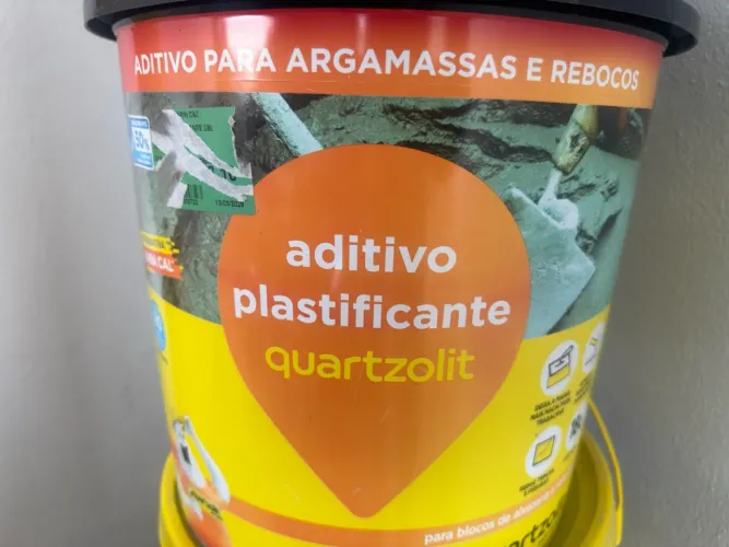 VENDE-SE 2 BALDES DE ADITIVO PARA REBOCO