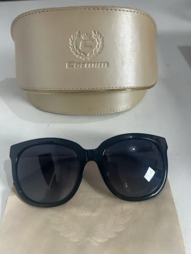 Óculos de Sol Carmin Feminino Preto com Detalhes Dourados
