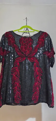 Blusa toda bordada em paetê.