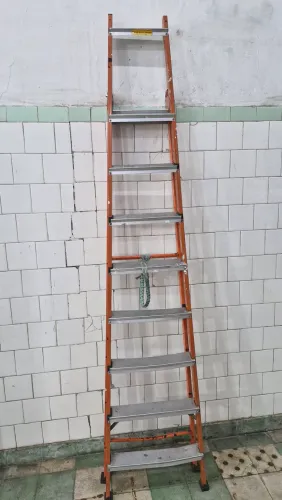 Escada de alumínio 8 degraus