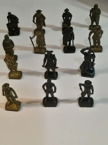 Lote 14 Miniaturas Metal Ferrero (Kinder Ovo) Velho Oeste, Romanos , Samurais. Peças raras