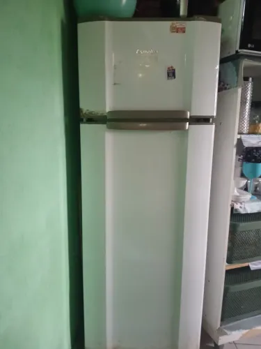 Vende-se uma geladeira 