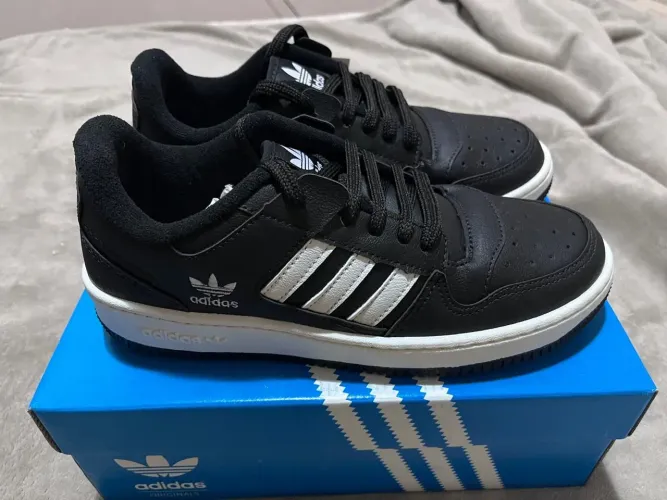 Tênis Adidas preto e branco tamanho 41