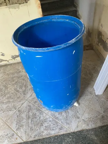 Galão 200 L plástico forte