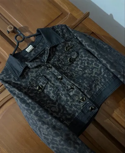 Jaqueta Jeans Cropped Animal Print