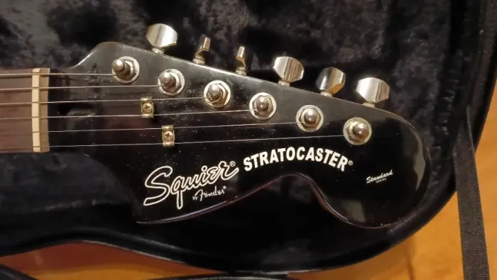 Guitarra Squier® Standard Strat