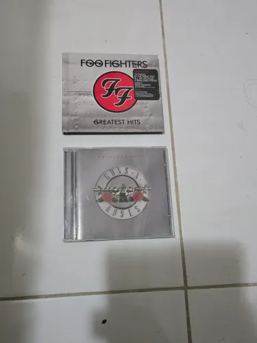 Cd Greatest hits Foo Figthers e Guns and Roses