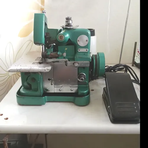 Máquina de Costura Overlock+3Cones de Linhas ( Portátil 127v )