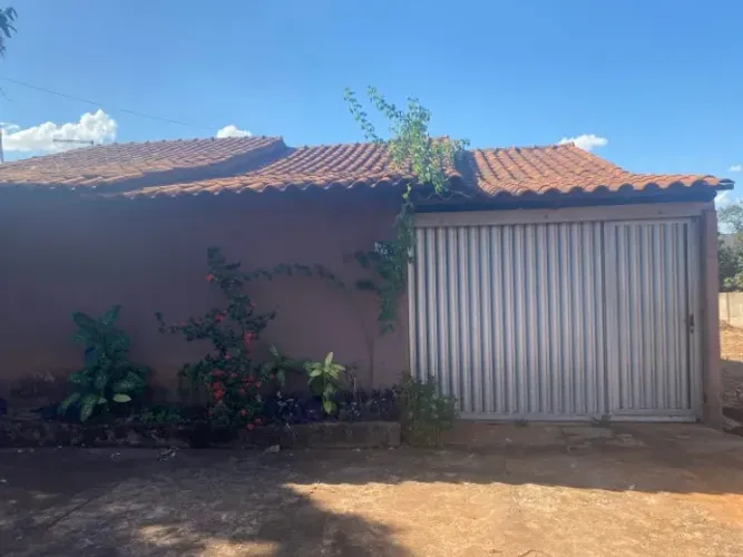CASA A VENDA, 2 QUARTOS E 1 COM SUITE E UM BANHEIRO FORA, COZINHA COM SALA E GARAGEM.