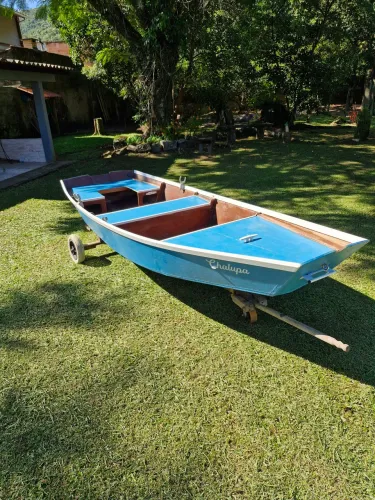 Barco artesanal em compensado naval