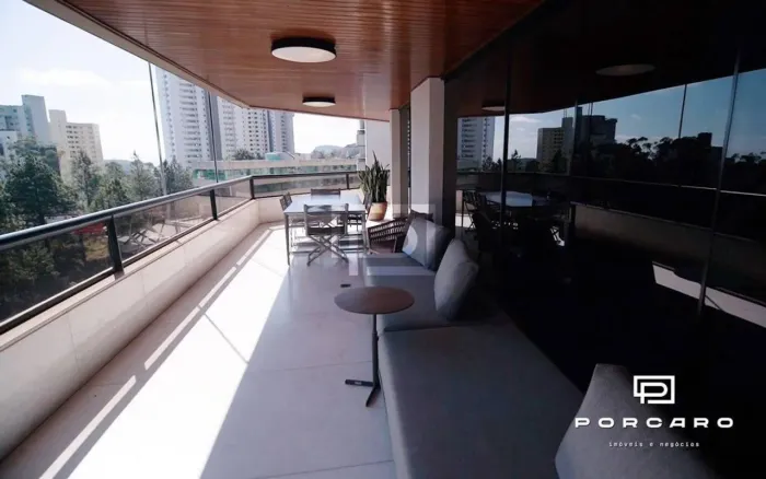 No Vila da Serra, um amplo apartamento com linda vista para as montanhas