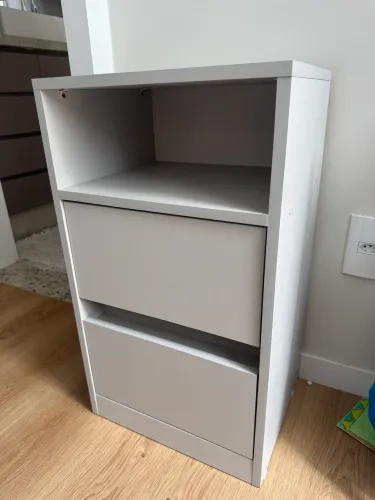 Cômoda e mesa lateral