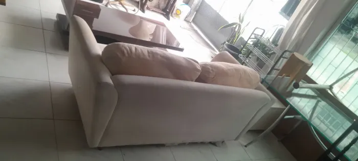 Excelente sofá está sujo tem que mandar lavar