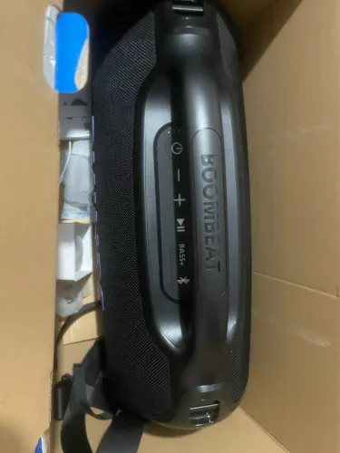 caixa é a Philips Boombeat Boombox X400B.