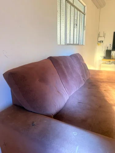 Sofá 3 lugares bordô em ótimo estado