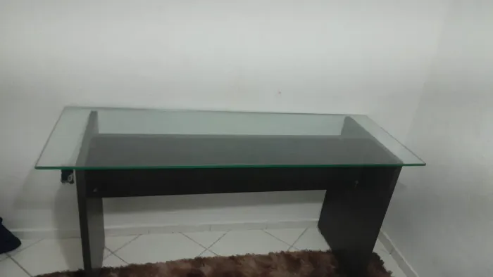 MESA EM MDF COM TAMPO DE VIDRO SEMI NOVA PRA VENDER JÁ!