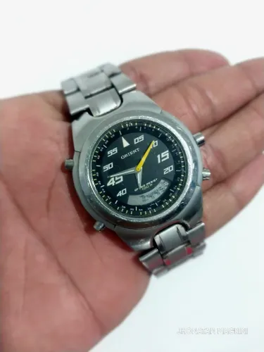 Relógio Orient Anadigi "Sorriso"<br>R$249,00<br>Relógio quartz.<br>Pulseira em aço.<br>Caixa: 38m