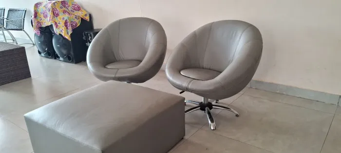 Vendo poltronas de couro com base de alumínio.