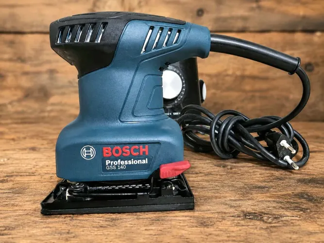 Lixadeira treme treme BOSCH seminova R$ 250,00