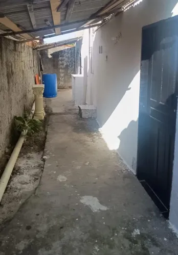 Aluga-se casa em Itapuã