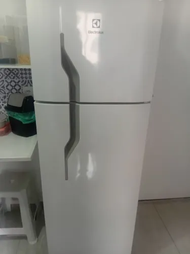 Vende se geladeira ótimo estado semi nova